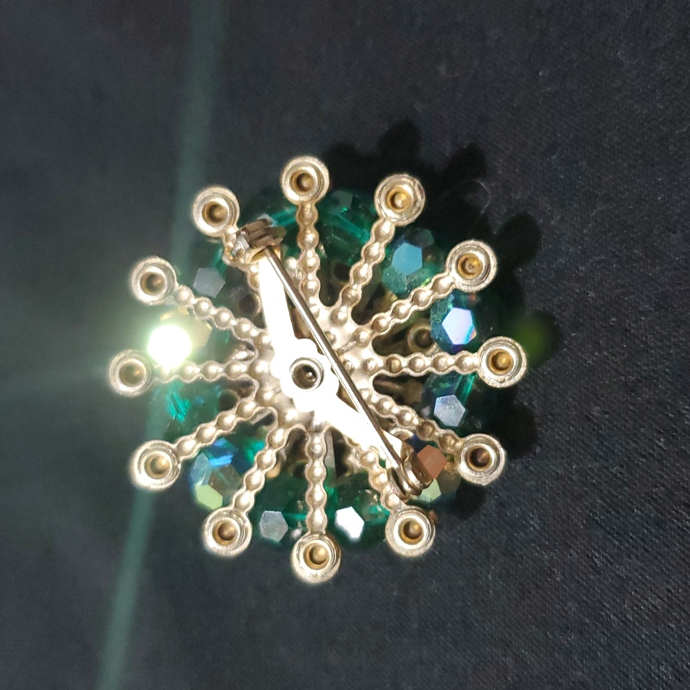 Vintage Green Aurora Borealis Prong Set Crystal & Rhinestone Brooch Fleur De Lis - Picture 3 of 3